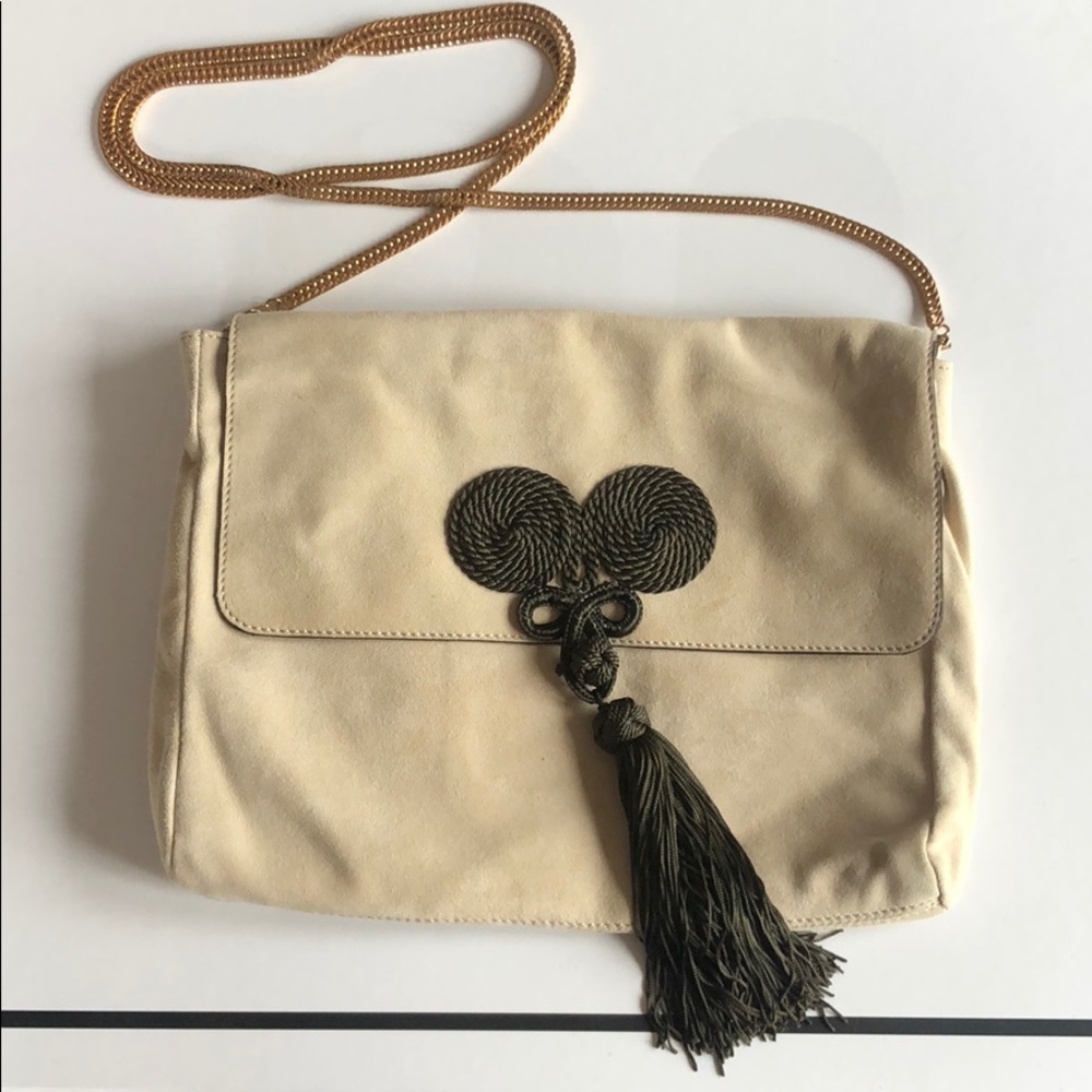 Pozanta tan bag with green tassel and gold chain